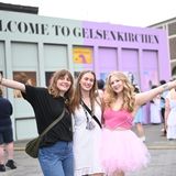 Auch dort trägt man passende Outfits, tauscht Armbänder oder lässt sich von der Atmosphäre treiben