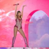 Dann kommt der Augenblick, auf den wohl alle Anwesenden gewartet haben. Taylor Swift steht auf der Bühne – und begrüßt ihre Fans auf Deutsch: "Gelsenkirchen, willkommen zur 'Eras Tour'! Guten Abend", ruft ein 34-jähriger Weltstar von der Bühne. "Schön, euch zu sehen!"