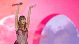Dann kommt der Augenblick, auf den wohl alle Anwesenden gewartet haben. Taylor Swift steht auf der Bühne – und begrüßt ihre Fans auf Deutsch: "Gelsenkirchen, willkommen zur 'Eras Tour'! Guten Abend", ruft ein 34-jähriger Weltstar von der Bühne. "Schön, euch zu sehen!"