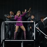 Die aufwendige Show ist über 3,5 Stunden lang. Die Setlist besteht aus 44 bis 46 Liedern, in Gelsenkirchen sind es 45. 16 Mal wechselt Swift ihr Outfit, die Bühnenbilder sind angepasst an die jeweilige Ära
