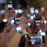 Viele Fans filmen und singen mit – andere weinen, zeigen Ausschnitte in sozialen Medien