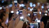 Viele Fans filmen und singen mit – andere weinen, zeigen Ausschnitte in sozialen Medien