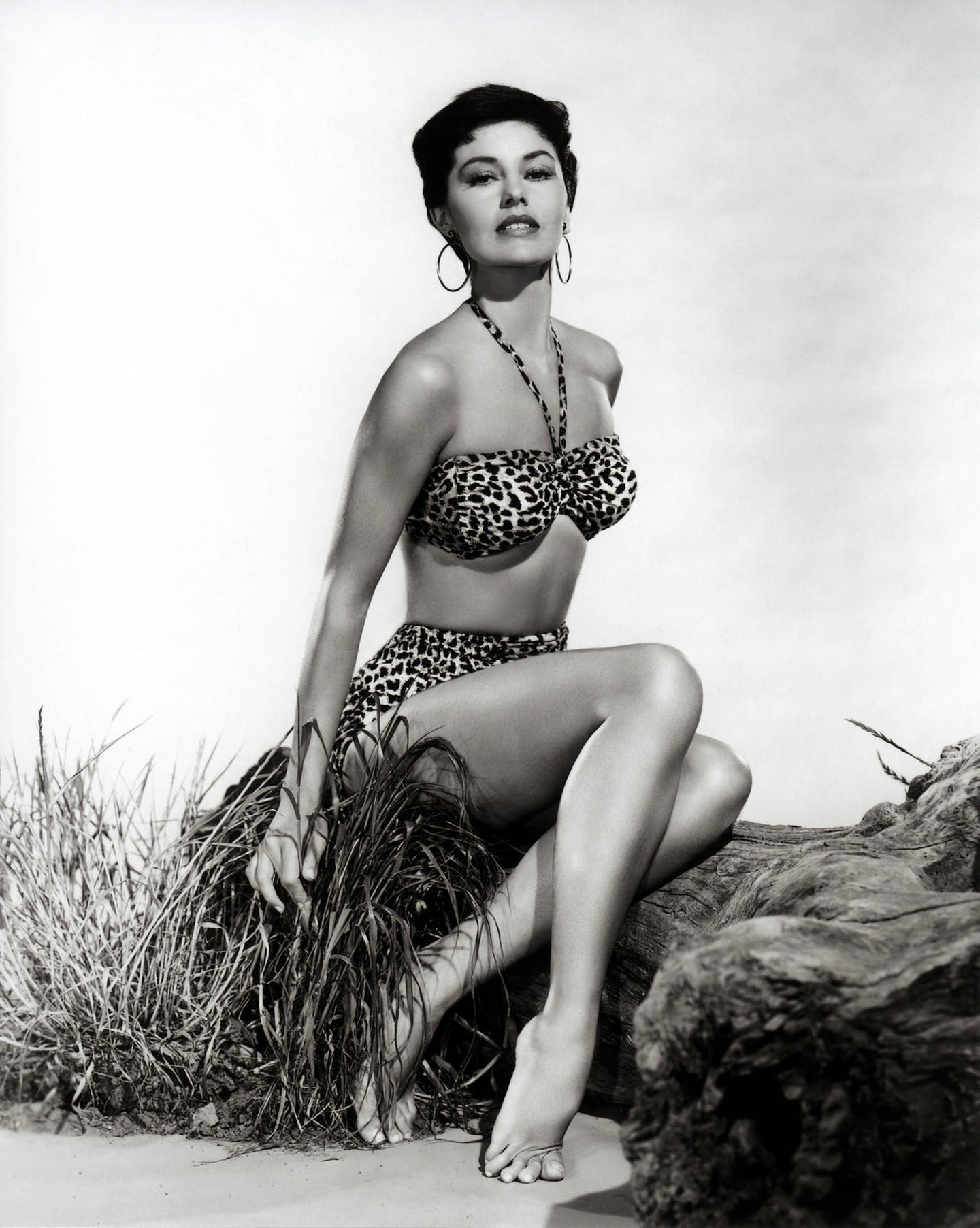 Provokant: In den 40ern und 50ern inszenierten sich berühmte Frauen wie Bettie Page, Ava Gardner und Cyd Charisse (Foto) als sexy Pin-up-Stars. Häufig trugen sie Kleider mit Leo-Print. Christian Dior sagte damals: "Um das Muster zu tragen, bedarf es einer besonderen Art von Weiblichkeit, und zwar einer mondänen. Wer glatt und süß ist, sollte es nicht tragen." 