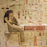 Tafel, die die ägyptische Prinzessin Nefertiabet zeigt, die vor 2500 v. Chr. gelebt hat