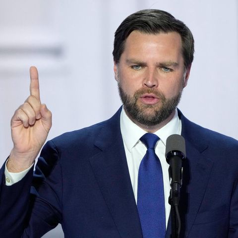 J. D. Vance spricht mit erhobenem Finger ins Mikro