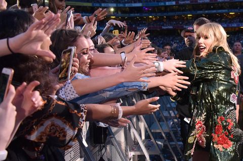 Fans strecken ihre Hände nach Taylor Swift aus