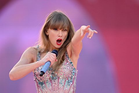 Taylor Swift bei einem Konzert auf der Bühne