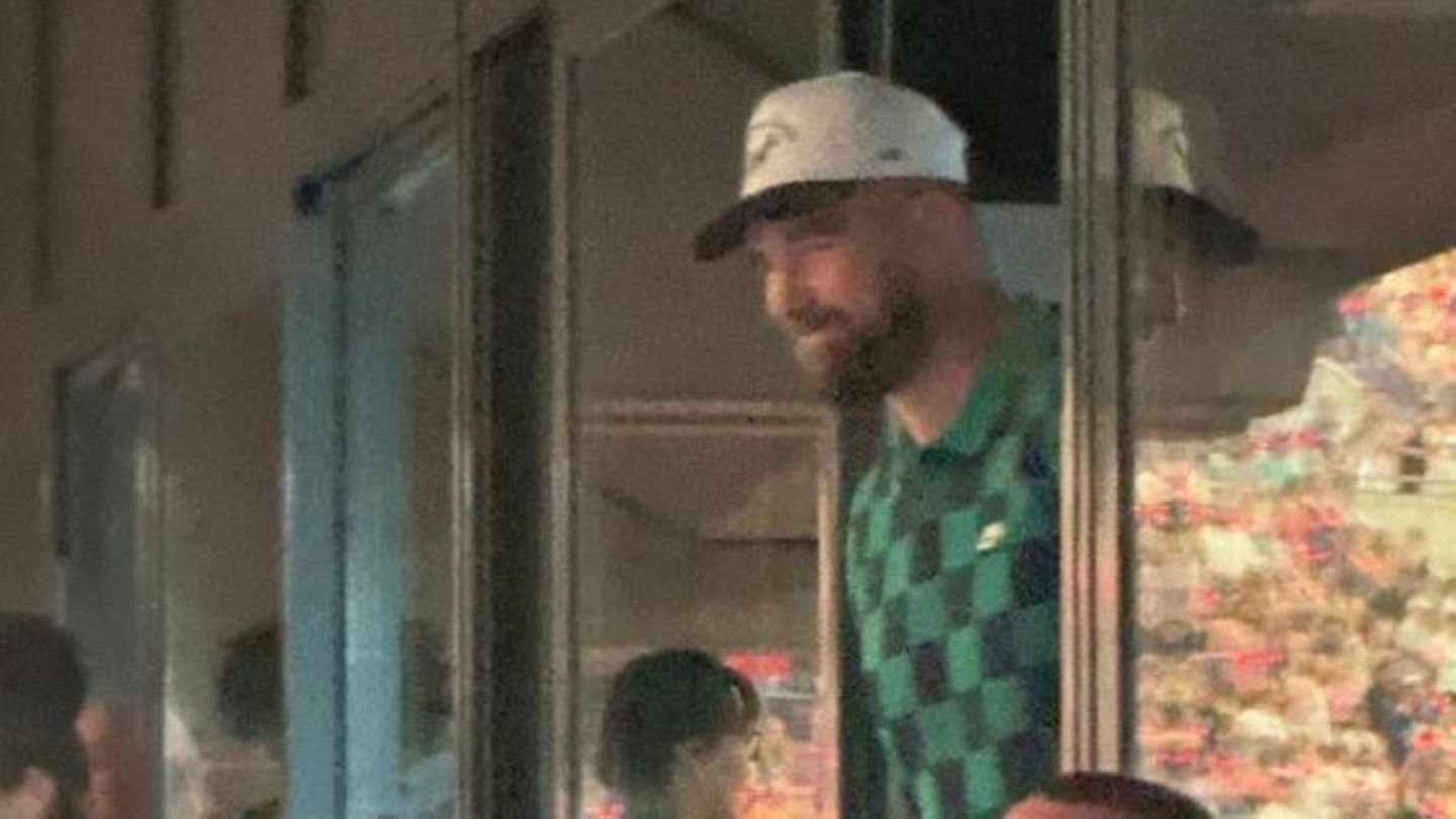 Travis Kelce accompanies Taylor Swift to Gelsenkirchen