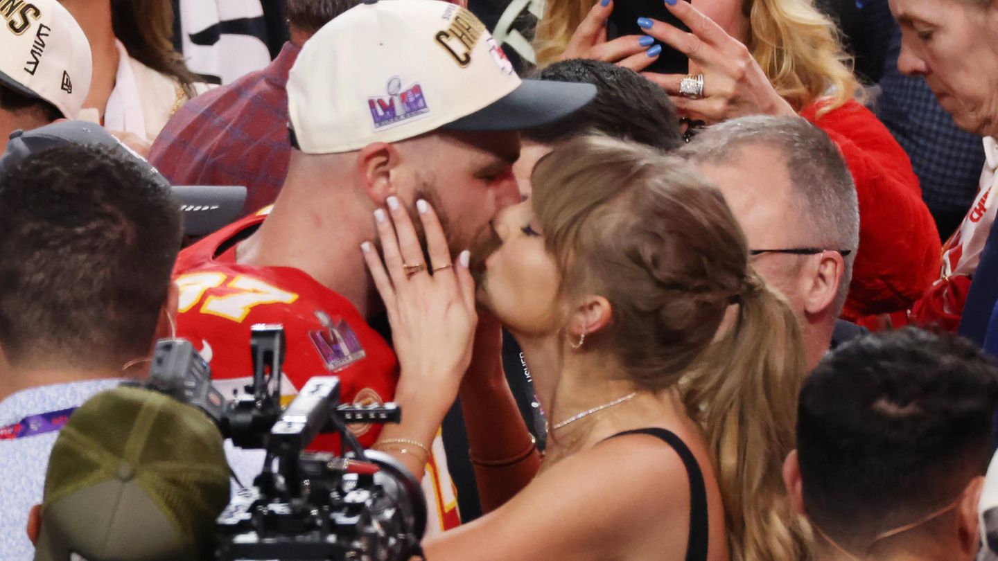Unterstützen sich gegenseitig: Taylor Swift und Travis Kelce nach dem Sieg der Kansas City Chiefs beim Super Bowl 2024