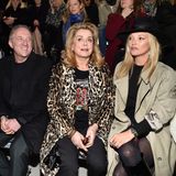 Catherine Deneuve sitzt bei einer Modenschau neben Kate Moss