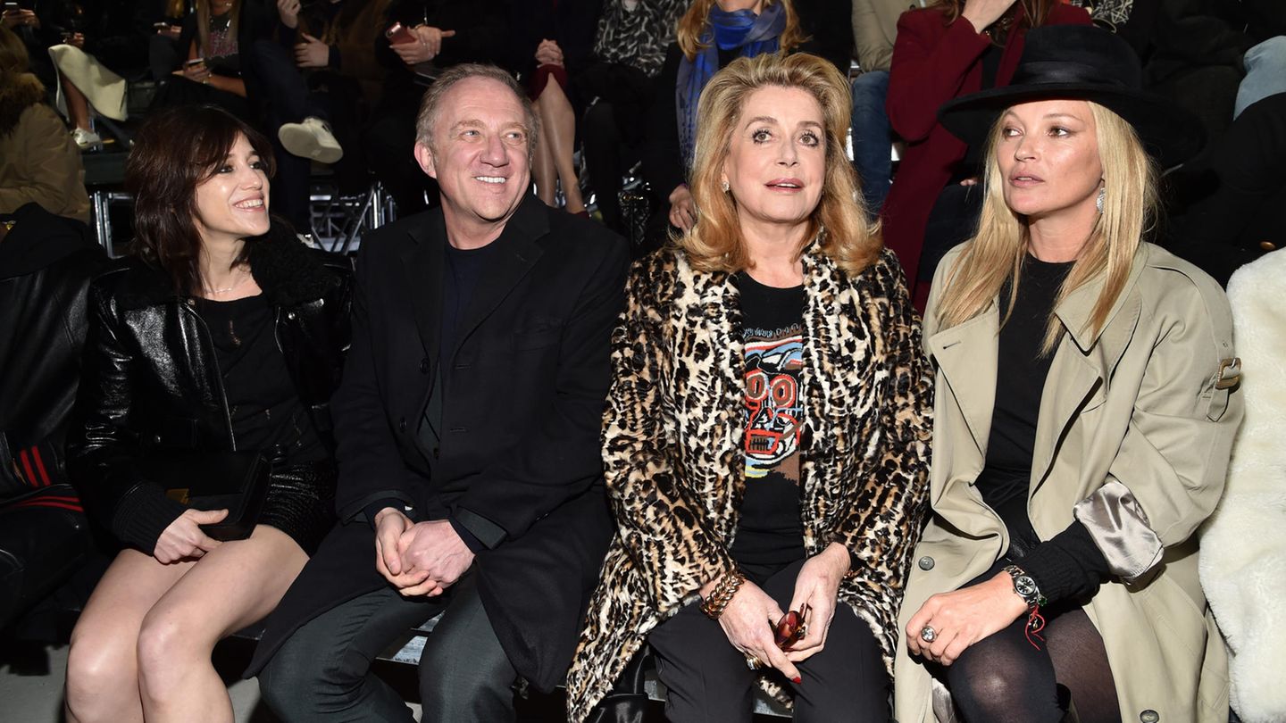 Catherine Deneuve sitzt bei einer Modenschau neben Kate Moss