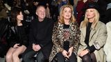 Catherine Deneuve sitzt bei einer Modenschau neben Kate Moss