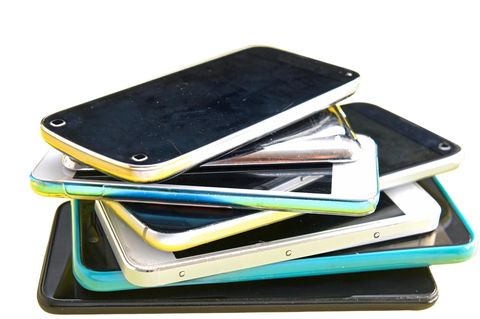 Smartphones auf einem Stapel