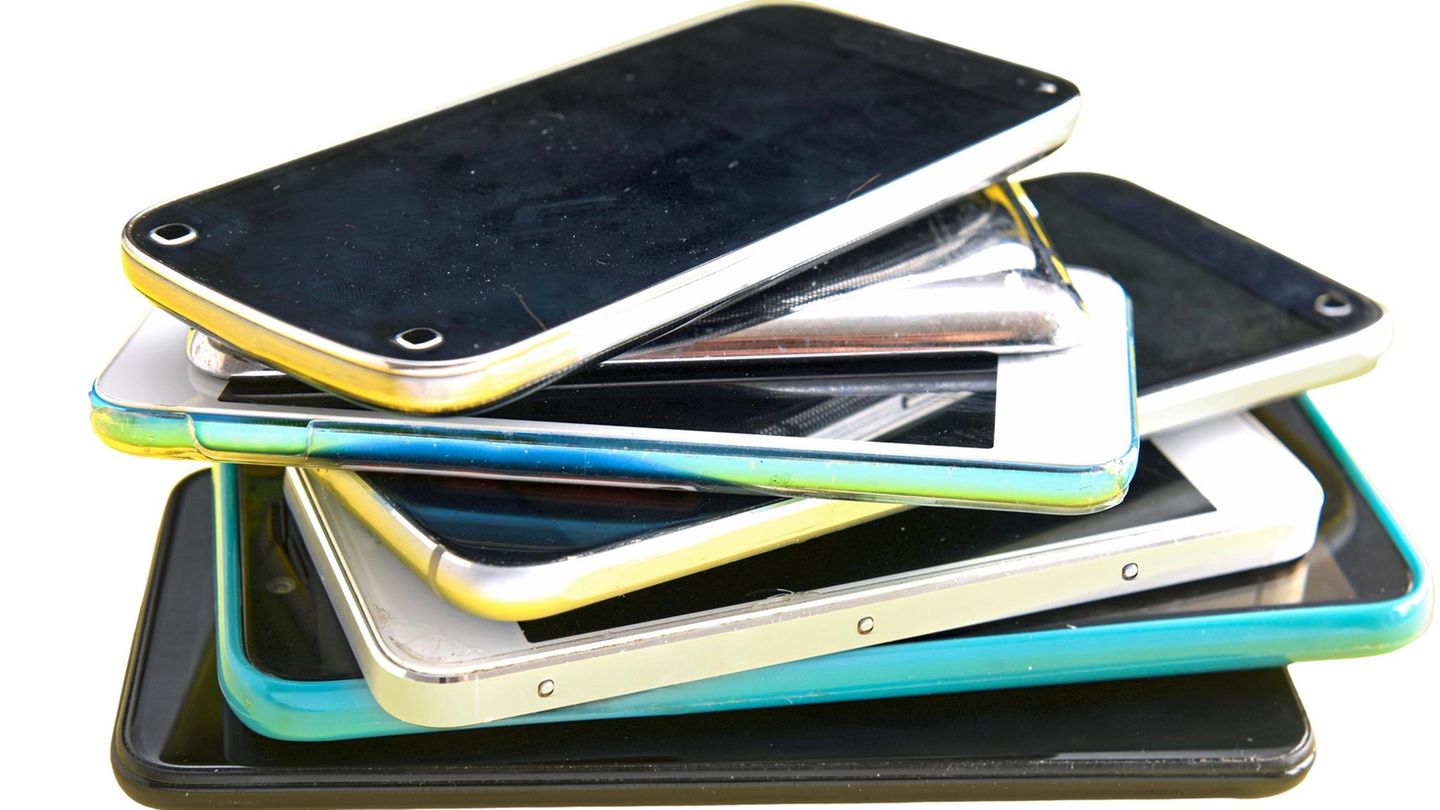 Smartphones auf einem Stapel Smartphones auf einem Stapel