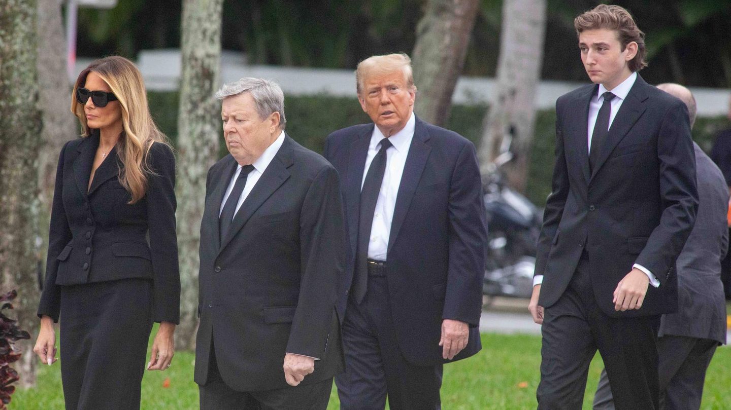 Noch einmal einen ganzen Kopf größer als sein auch nicht gerade kleiner Vater ist Barron Trump (r.), der jüngste Sohn des Patriarchen. 2,06 Meter misst der 18-Jährige, der gerade die Schule abgeschlossen hat. Hier ist er zusammen mit seinen Eltern auf der Beerdigung seiner Oma Amalija Knavs zu sehen. Mittlerweile wird Barron häufiger von seinem Vater auf die politische Bühne geholt