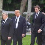 Noch einmal einen ganzen Kopf größer als sein auch nicht gerade kleiner Vater ist Barron Trump (r.), der jüngste Sohn des Patriarchen. 2,06 Meter misst der 18-Jährige, der gerade die Schule abgeschlossen hat. Hier ist er zusammen mit seinen Eltern auf der Beerdigung seiner Oma Amalija Knavs zu sehen. Mittlerweile wird Barron häufiger von seinem Vater auf die politische Bühne geholt