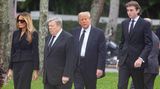 Noch einmal einen ganzen Kopf größer als sein auch nicht gerade kleiner Vater ist Barron Trump (r.), der jüngste Sohn des Patriarchen. 2,06 Meter misst der 18-Jährige, der gerade die Schule abgeschlossen hat. Hier ist er zusammen mit seinen Eltern auf der Beerdigung seiner Oma Amalija Knavs zu sehen. Mittlerweile wird Barron häufiger von seinem Vater auf die politische Bühne geholt