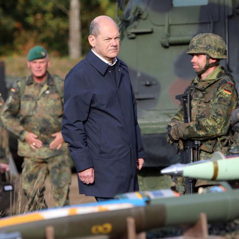 Olaf Scholz (hier bei einem Bundeswehr-Termin im Jahr 2022) und Raketen – sie vereint eine über 40-jährige Geschichte