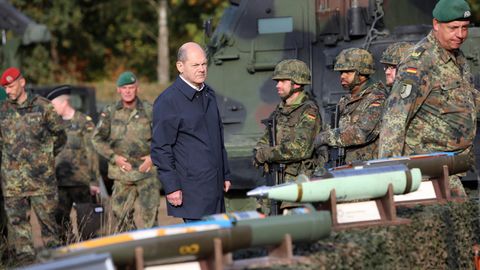 Olaf Scholz (hier bei einem Bundeswehr-Termin im Jahr 2022) und Raketen – sie vereint eine über 40-jährige Geschichte