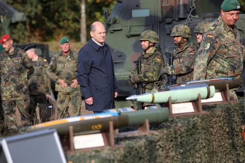 Olaf Scholz (hier bei einem Bundeswehr-Termin im Jahr 2022) und Raketen – sie vereint eine über 40-jährige Geschichte
