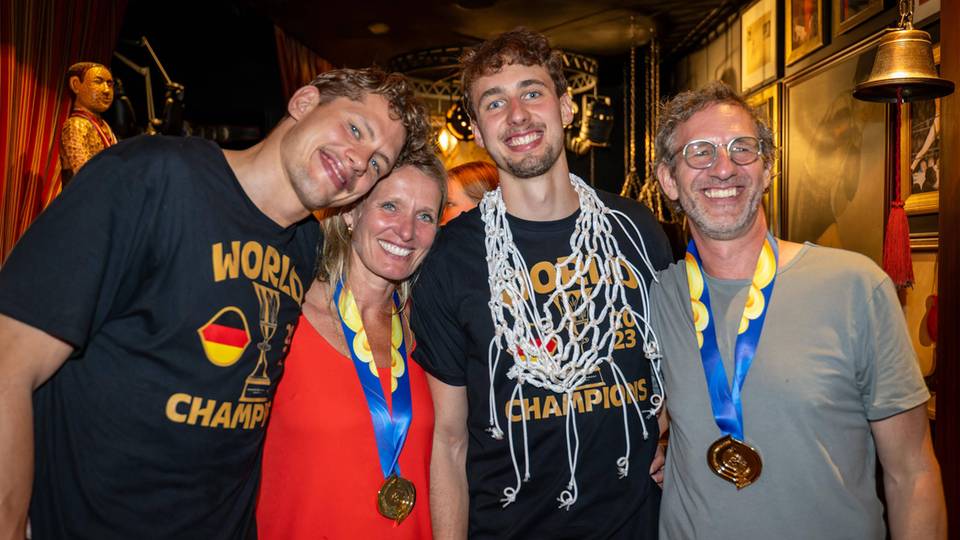 Der größte Triumph: die Brüder mit Mutter Beate und Vater Axel nach dem WM-Titel