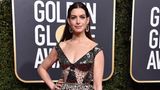 Anne Hathaway in einem Jaguar-Kleid
