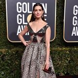 Anne Hathaway in einem Jaguar-Kleid