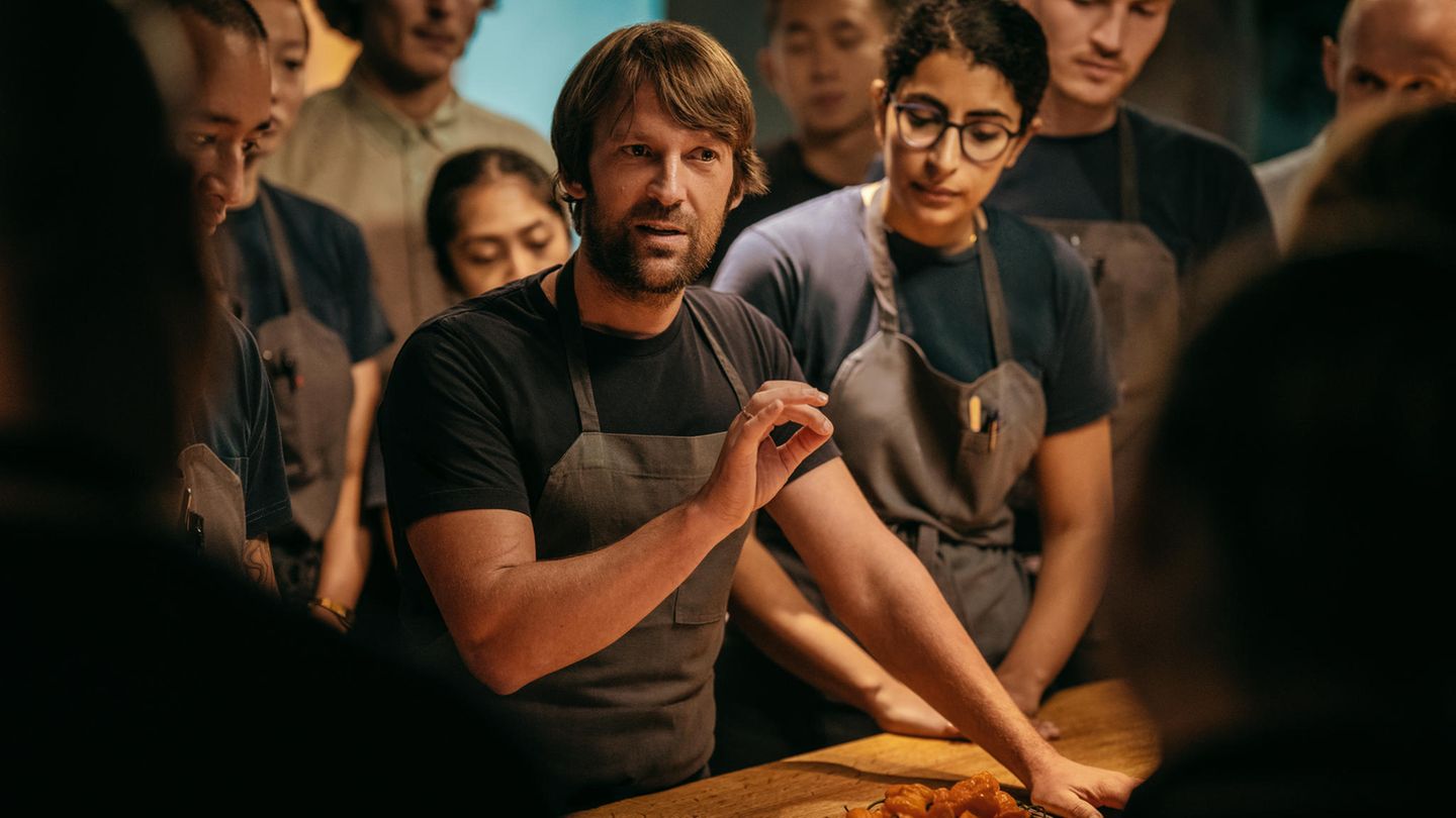 Drei-Sterne-Koch René Redzepi inmitten seines Teams im Gourmet-Restaurant "Noma" in Kopenhagen.