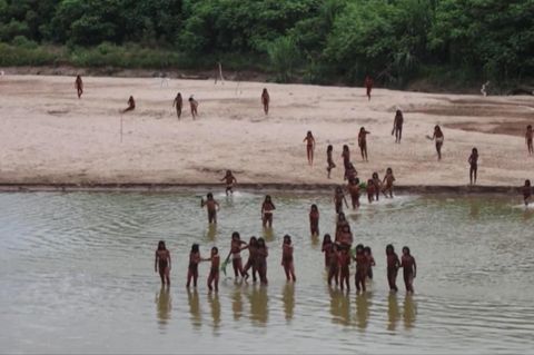 Isoliertes Amazonas-Volk taucht plötzlich vor Kameras auf