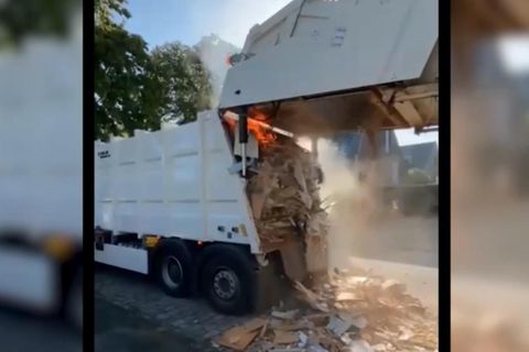 Ein Müllwagen fängt Feuer wegen falsch entsorgter Akkus.