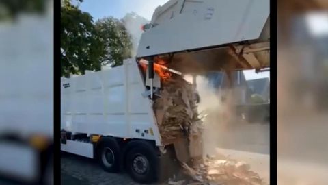 Ein Müllwagen fängt Feuer wegen falsch entsorgter Akkus.