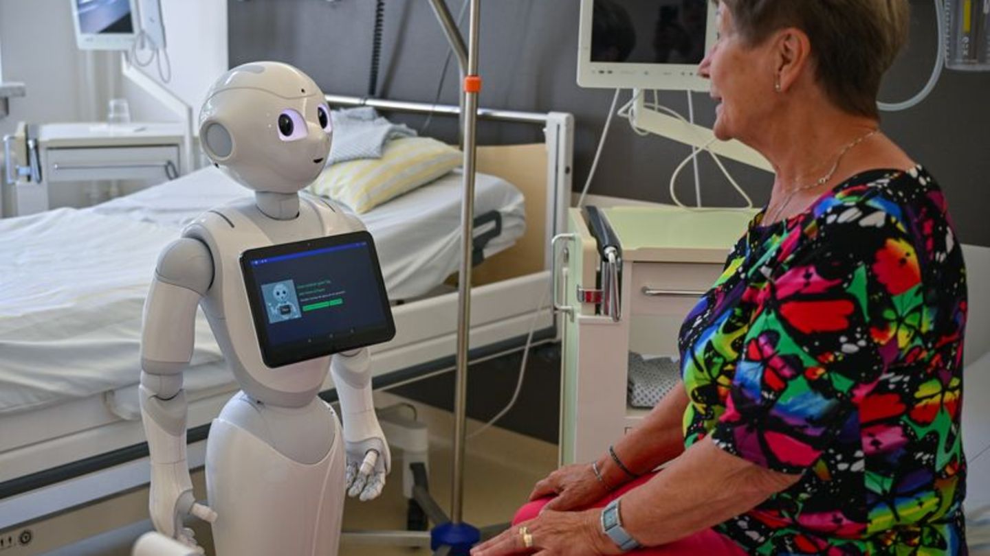 Pflege: Universität erprobt in Cottbuser Klinik Roboter-Einsatz