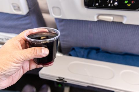 Flugreise: So wirkt Alkohol an Bord