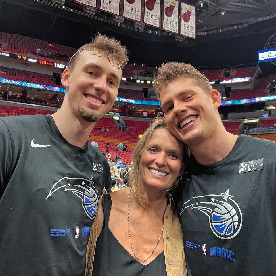 Franz Wagner, sein Bruder Moritz und Mutter Beate beim Basketball