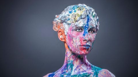 Asperger Symbolbild: Mensch mit Farbe im Gesicht