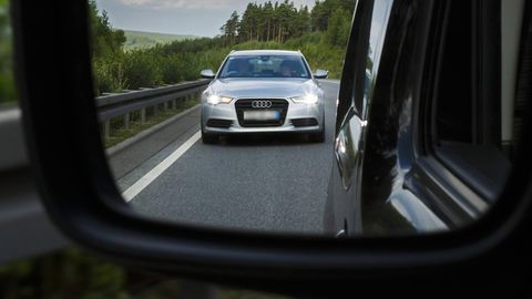 Alltag auf deutschen Autobahnen: lichthupende Fahrer. Das passt zum Selbstverständnis – die meisten Deutschen halt sich für gute oder sehr gute Autofahrer