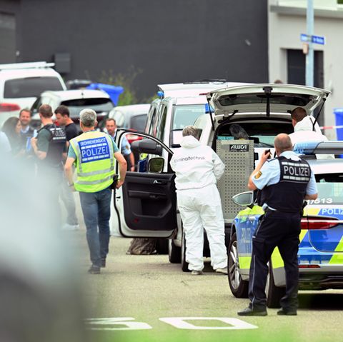 Polizei und Rettungskäfte auf einer Straße in Albstadt nach einer Gewalttat mit drei Toten
