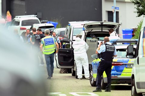 Polizei und Rettungskäfte auf einer Straße in Albstadt nach einer Gewalttat mit drei Toten