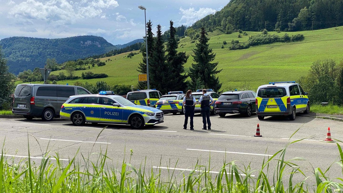 Polizeiwagen vor grünen Hügeln der Schwäbischen Alb