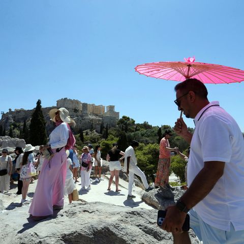 Griechenland: Touristen machen sich an einem heißen Tag auf den Weg zum dem Areopag