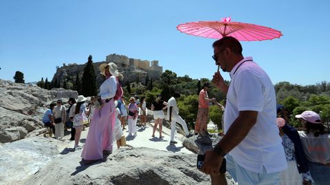 Griechenland: Touristen machen sich an einem heißen Tag auf den Weg zum dem Areopag