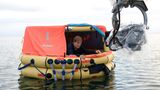 Robert Redford in einem Rettungsboot auf hoher See