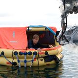 Robert Redford in einem Rettungsboot auf hoher See