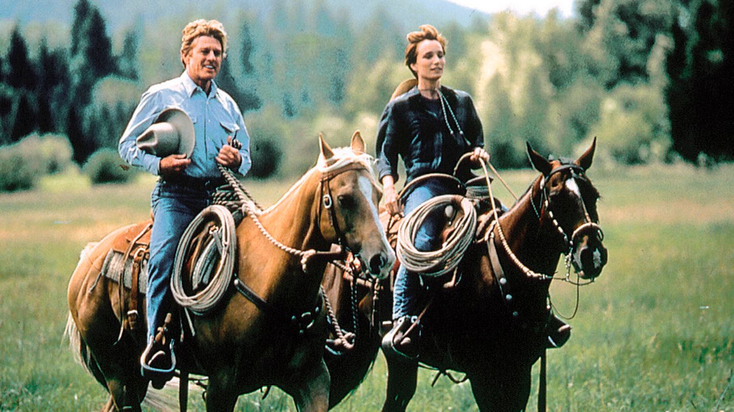 Robert Redford reitet über eine Wiese