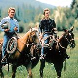 Robert Redford reitet über eine Wiese