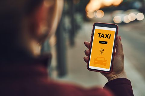 Über eine App hatte sich eine Frau in Berlin nachts ein Taxi gerufen. In dem Auto wurde sie von dessen Fahrer vergewaltigt (Symbolbild)