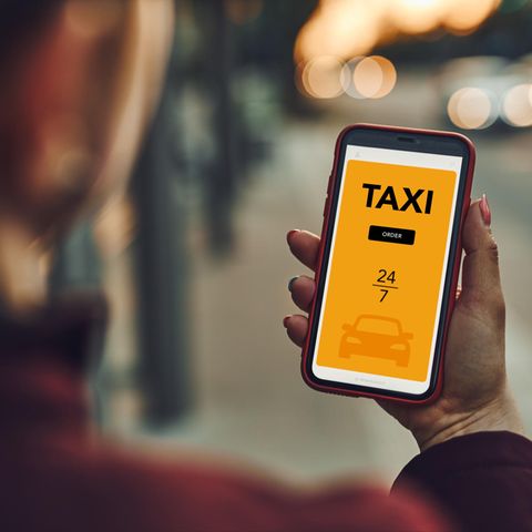 Über eine App hatte sich eine Frau in Berlin nachts ein Taxi gerufen. In dem Auto wurde sie von dessen Fahrer vergewaltigt (Symbolbild)