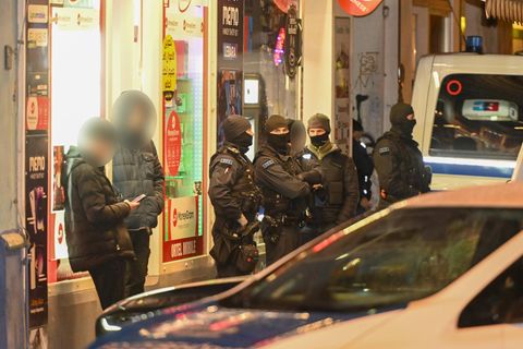 Polizeibeamte durchsuchen Cafés, Shishabars, Spätis, Friseurgeschäfte und Co.