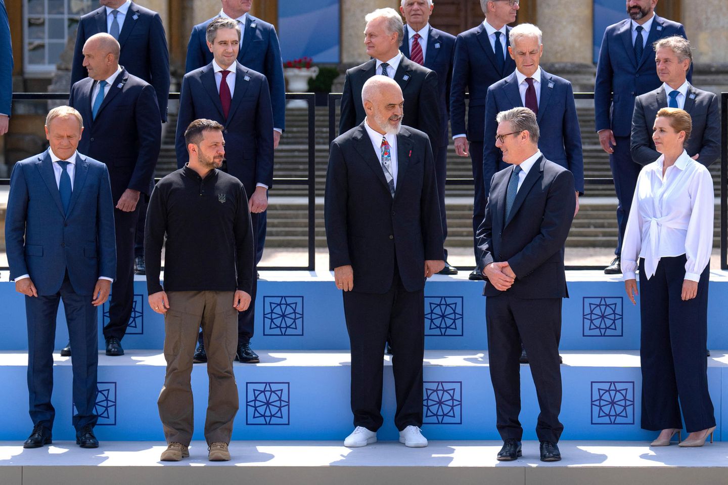Europa-Treffen Blenheim Treffen der europäischen Regierungschefs in Blenheim Palace: Polens Premier Tusk, Ukraines Präsident Selenskyj, Albaniens Ministerpräsident Rama, Gastgeber Starmer und Dänemarks Ministerpräsidentin Mette Frederiksen (v.l.)