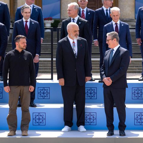 Treffen der europäischen Regierungschefs in Blenheim Palace: Polens Premier Tusk, Ukraines Präsident Selenskyj, Albaniens Ministerpräsident Rama, Gastgeber Starmer und Dänemarks Ministerpräsidentin Mette Frederiksen (v.l.)